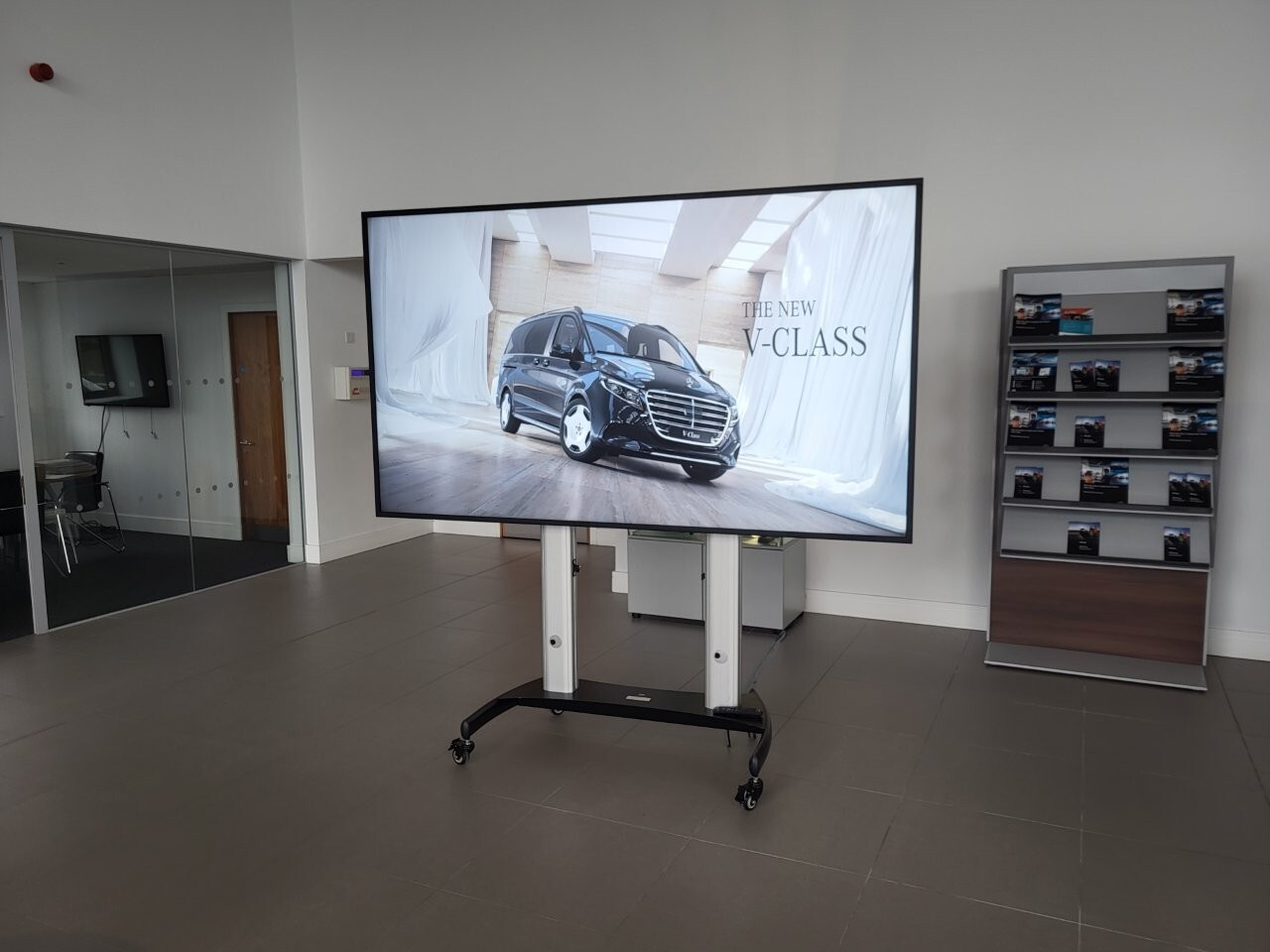 Large-format showroom display