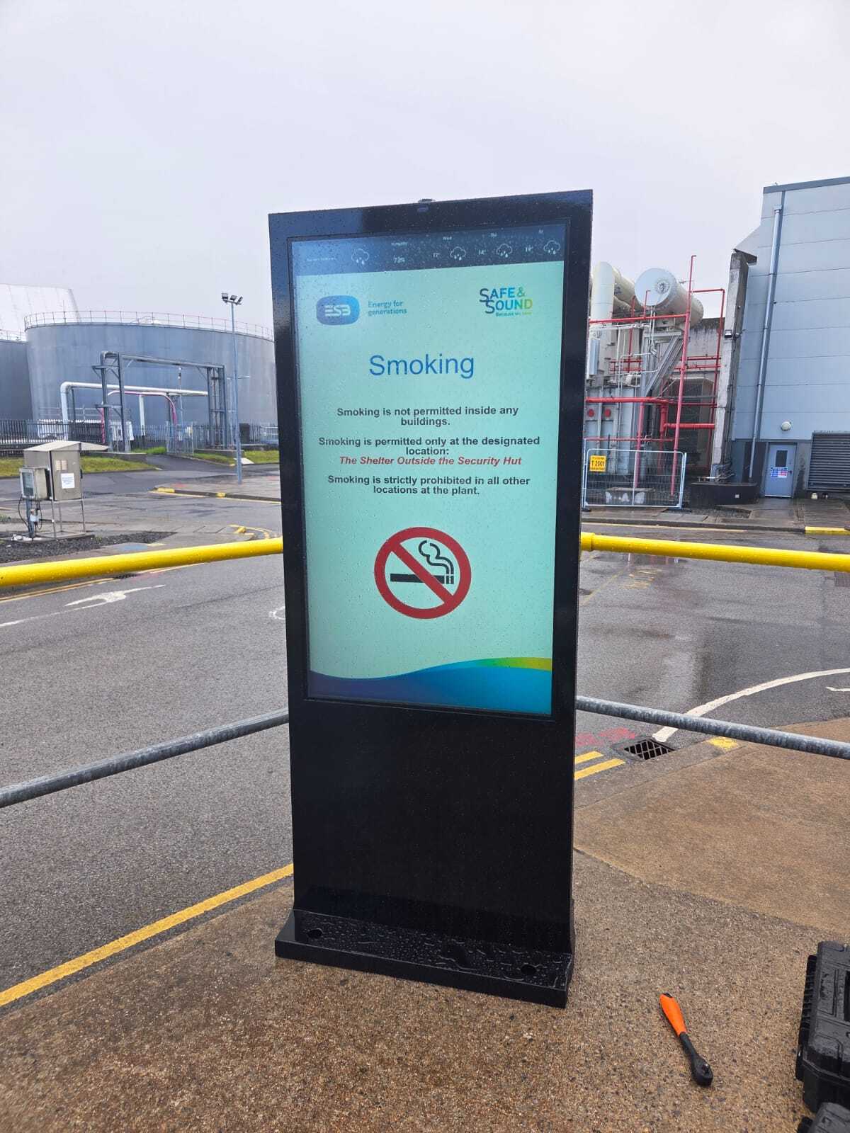 Outdoor freestanding display